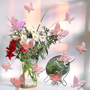 Detailopname van roze 3D holle vlinders op een bloemenvaas voor muurdecoratie in huis
