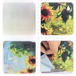 Dettaglio dell'adesivo murale girasole dipinto a mano con trama impermeabile e retro adesivo