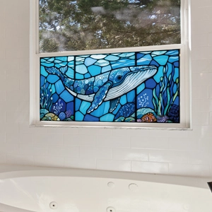 Detalle de vinilo decorativo para ventana de vitral con ballena azul en baño luminoso