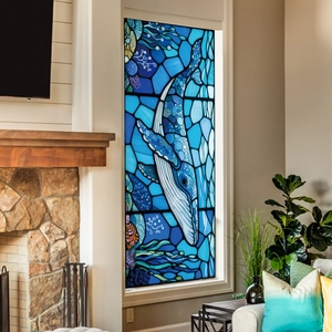 Lámina para ventana de ballena azul estilo vidriera en una sala de estar cálida