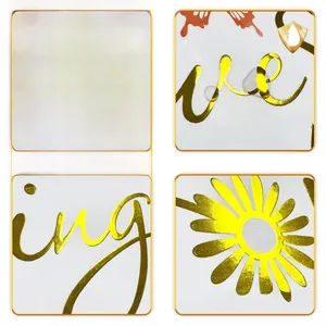 Détail macro de stickers muraux imperméables en feuille d'or aux motifs de fleurs