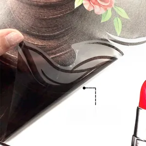 Vue macro montrant l'endos adhésif et le caractère amovible du film floral pour meubles