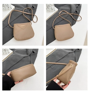 Détail du sac bandoulière kaki en cuir grainé avec garnitures métalliques dorées élégantes