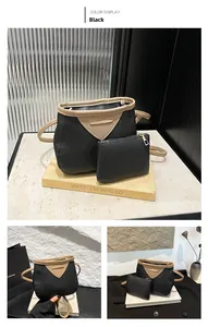 Détail de l'ensemble sac seau noir en cuir grainé avec bordure beige et petite pochette