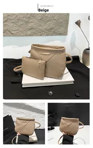 Détail de l'ensemble de sacs marron avec texture litchi et décor triangle métallique