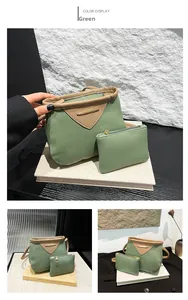 Détail du sac à bandoulière vert grainé avec petit porte-monnaie et garniture