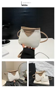 Détail du sac bandoulière blanc avec garniture en cuir brun en V et grain lychee