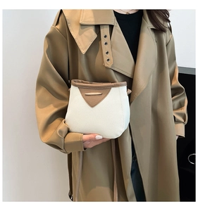Détail de la texture grainée et du design bicolore sur un sac à bandoulière chic
