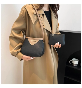 Vue détaillée du sac bandoulière deux pièces élégant en cuir litchi noir et beige