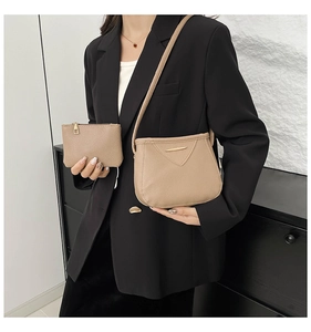 Détails du sac à bandoulière en cuir grainé avec finitions dorées pour femme
