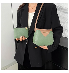 Détail du lot de sacs bandoulière en cuir grainé vert avec bordure camel et métal doré