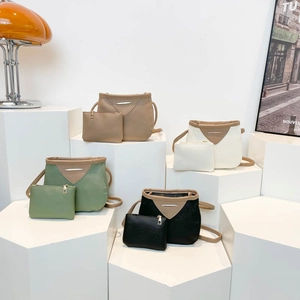 Ensemble 2 pièces chic de sacs bandoulière en similicuir avec garniture dorée sur socles