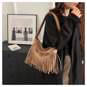 Borsa hobo marrone con frange e tracolla larga in stile bohémien raffinato