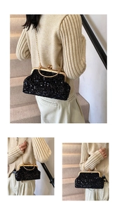 Détail de pochette à paillettes noires avec cadre doré et fermoir sphérique chic