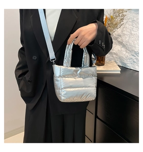 Détail du sac seau matelassé argenté avec bandoulière amovible en tissu bleu ciel