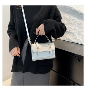 Silberne Mini-Quadrat-Tasche aus Metall als Umhängetasche an einem Modell gezeigt