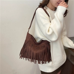 Borsa tote in camoscio marrone da donna con frange bohémien e tracolla lunga sottile