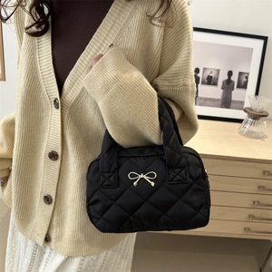 Borsa hobo nera trapuntata con fibbia a fiocco dorata per uno stile casual chic