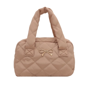 Borsa a spalla trapuntata marrone chic con grande capacità e chiusura a fiocco dorato