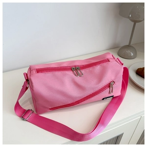 Détails du sac cylindre en nylon rose avec double fermeture éclair et bandoulière réglable