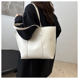 Vue détaillée d'un sac cabas en cuir PU blanc avec bretelles renforcées sur un mannequin