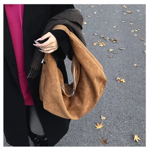 Outdoor look of caramel suede tote bag with double zippers and large capacity