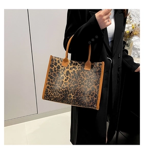 Detailansicht der großen Shopper Tasche mit Leopardenmuster und braunen Griffen