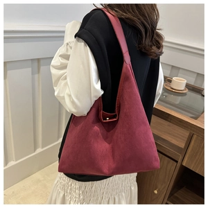 Détail du sac cabas bordeaux en similicuir suédé montrant la texture mate riche