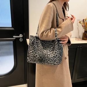 Große Leopard-Print Tragetasche für Damen passend zum Herbst-Winter-Outfit