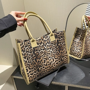 Schicke Einkaufstasche mit Leopardenmuster, beigen Griffen und geräumigem Design