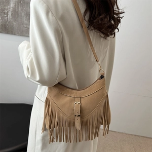 Borsa hobo bohémien in camoscio marrone con frange e tracolla in stile retrò