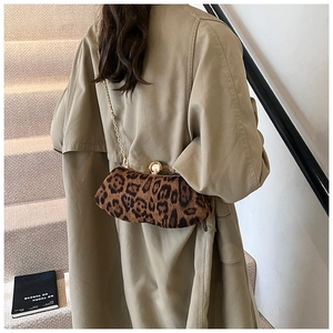 Détail du sac léopard en fausse fourrure avec chaîne dorée et fermoir perle