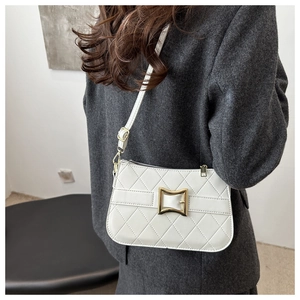 Détail du sac bandoulière blanc matelassé avec boucle dorée et motif à losanges
