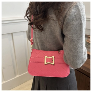 Détail du sac bandoulière rose matelassé avec boucle dorée et finitions de haute qualité