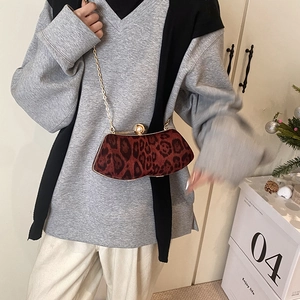 Borsa vintage con stampa leopardata, trama scamosciata, catena d'oro e chiusura a perla