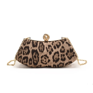 Borsa a tracolla retrò leopardata con catena dorata e chiusura a perla su sfondo bianco