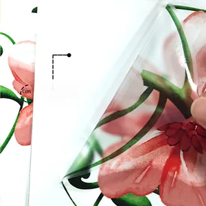 Détail macro du support autocollant de l'adhésif mural avec motif de fleurs et vignes