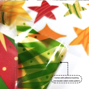 Détail d'autocollants de Noël pour fenêtres avec motifs d'étoiles visibles des deux côtés