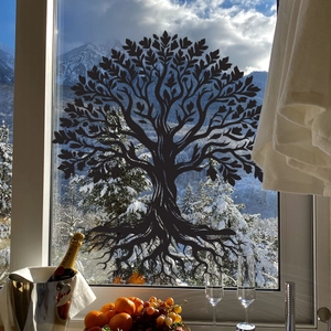 Adesivo per finestra sagoma albero della vita nero con sfondo di montagne innevate