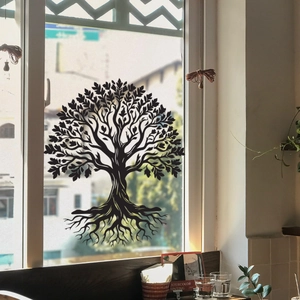 Dettaglio della vetrofania nera Albero della Vita con rami intricati su vetro