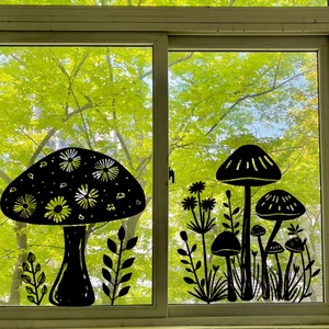 Adesivi per vetrate con sagome nere di funghi e piante con dettagli floreali