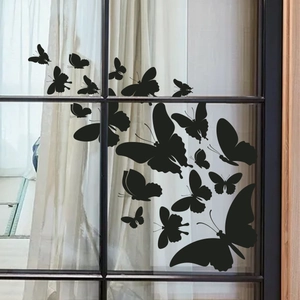 Dettaglio di adesivi per finestre a forma di farfalla nera in varie pose e misure