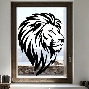 Dettaglio dell'adesivo per finestre con leone nero su vetro dal profilo maestoso