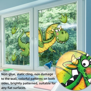 Detail eines grünen Cartoon-Drachen-Fensteraufklebers mit doppelseitigem Farbdruck