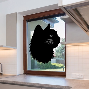 Dettaglio dell'adesivo per finestre con silhouette di gatto nero su vetro in una cucina moderna