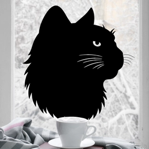 Dettaglio adesivo per vetri con silhouette di gatto nero e sfondo invernale
