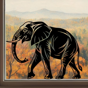 Dettaglio dell'adesivo per finestre a forma di elefante nero su vetro con vista sul bosco