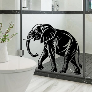 Dettaglio di un adesivo nero a sagoma di elefante su una porta in vetro di un bagno moderno