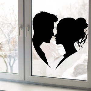 Adesivo per finestra con silhouette di coppia nera romantica su vetro con sfondo neve
