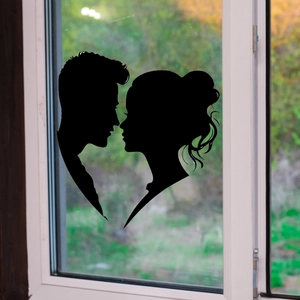 Dettaglio dell'adesivo in vinile silhouette coppia romantica per finestre in vetro